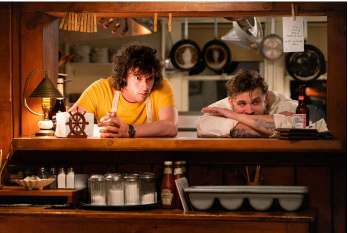 Dominic Sessa interpreta al joven Anthony Bourdain en la película Tony.